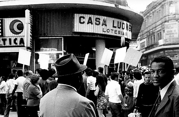 9.   O Branco invade a cidade. Esta ao de rua que conduzir  priso de Fred Forest pela polcia militar da junta ser um golpe sobre o acontecimento mais importante desta XII Bienal de So Paulo. Ela consistir no deslocamento do artista por So Paulo, acompanhado por aproximadamente quinze pessoas carregando cartazes brancos. A provocao era ainda mais evidente, pois o regime da poca proibia o agrupamento de mais de trs pessoas no espao urbano. Os jornalistas da grande imprensa diria brasileira, cmplices objetivos de Fred Forest, tinham anunciado esta ao na vspera, sob o ttulo de Higiene da arte: o branco invade a cidade. De acordo com um itinerrio distribudo, o grupo conduzido por Forest circulou pelo centro de So Paulo passando por todos os lugares simblicos e histricos. Transcorridos quinze minutos, uma multido considervel reuniu-se progressivamente a este cortejo inslito e a circulao foi bloqueada em diferentes pontos da cidade. Este priplo que se desenvolveu por volta de duas horas terminou com a irrupo da polcia, a apreenso dos cartazes e a captura do artista, levado ao DOPS. 